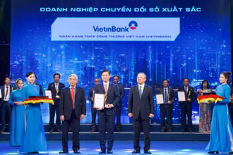 Ông Trần Công Quỳnh Lân, Phó Tổng Giám đốc kiêm Giám đốc Chuyển đổi số đại diện VietinBank nhận giải thưởng Doanh nghiệp chuyển đổi số xuất sắc Việt Nam năm 2021.
