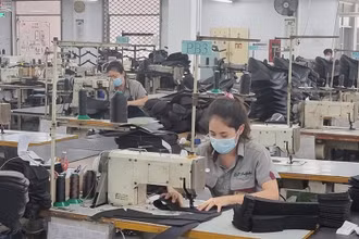 Công nhân làm việc tại Công ty TNHH Công nghiệp Đức Bổn, khu chế xuất Tân Thuận, quận 7, TP Hồ Chí Minh.