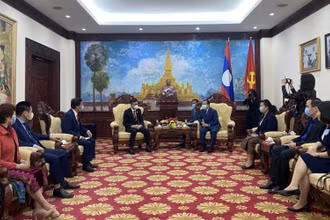 Đại sứ Lào tại Việt Nam tiếp đại diện Công ty KTS Việt Nam.