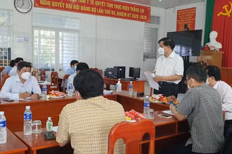 PGS Đào Xuân Cơ biểu dương những kết quả đã đạt được trong công tác phòng, chống dịch Covid-19 của đội ngũ nhân viên y tế tại Trung tâm Y tế Châu Thành.