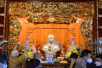 Nhân dân xã Mường Phăng, thành phố Điện Biên Phủ dâng hương, tưởng nhớ Đại tướng Võ Nguyên Giáp tại khu tưởng niệm.