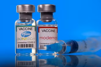 Vaccine sử dụng công nghệ mRNA tác dụng yếu hơn trước biến chủng Omicron, nhưng vẫn hiệu quả với bệnh nặng. Ảnh: Reuters.