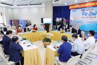 Tọa đàm trực tuyến với chủ đề "Mở cửa du lịch, phục hồi kinh tế", sáng 7/12.