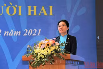 Chủ tịch Hội Liên hiệp Phụ nữ Việt Nam Hà Thị Nga phát biểu tại Hội nghị.