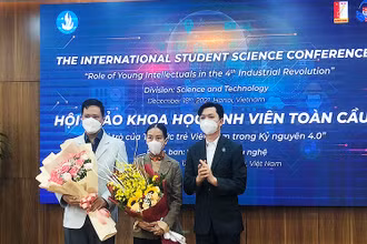 Đồng chí Nguyễn Minh Triết (bên phải trong ảnh) trao hoa tặng các đại biểu trí thức trẻ tham gia Hội thảo tại đầu cầu thành phố Hà Nội.