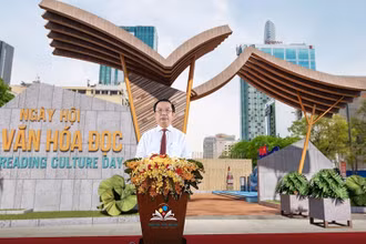 Ông Trần Thế Thuận, Giám đốc Sở Văn hóa và Thể thao Thành phố Hồ Chí Minh phát biểu khai mạc Ngày hội Văn hóa đọc Thành phố Hồ Chí Minh năm 2021.
