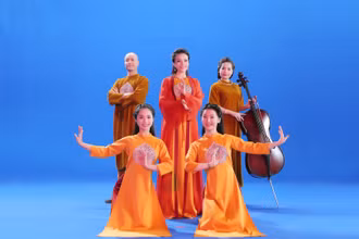 Các nghệ sĩ Tân Nhàn, Đinh Hoài Xuân, nhạc trưởng Đồng Quang Vinh cùng các nghệ sĩ khác trong MV. (Ảnh: Ê-kíp cung cấp)