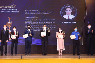 Đồng chí Bùi Quang Huy (ngoài cùng bên phải) trao giải thưởng khoa học công nghệ Quả cầu vàng 2021 tặng 5 tài năng trẻ tiêu biểu có mặt tại buổi lễ. 