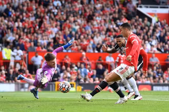 Ronaldo trong màu áo Quỷ đỏ. (Ảnh: UEFA)