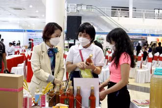Các đại biểu tìm hiểu về sản phẩm sử dụng nguyên liệu sạch.
