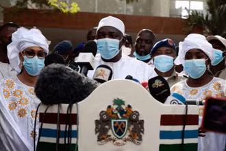 Tổng thống Gambia Adama Barrow phát biểu trước truyền thông sau khi bỏ phiếu trong cuộc bầu cử tổng thống. (Ảnh: Reuters)