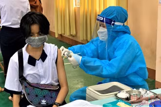 Ngành y tế tỉnh Đắk Lắk tiêm vaccine phòng Covid-19 cho các em học sinh từ 15 đến 17 tuổi.