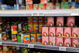 Những hộp vải đầu tiên “Made in Vietnam” được bày bán tại kệ siêu thị Tang Frères ở thủ đô Paris (Pháp).