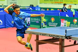 Tay vợt 19 tuổi Đinh Anh Hoàng là vận động viên thuộc biên chế của Câu lạc bộ Hà Nội T&T, sinh ra ở Đắk Lắk.