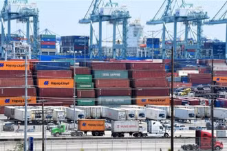 Bốc dỡ container hàng hóa tại cảng Long Beach, California, Mỹ. (Ảnh: AFP/TTXVN)