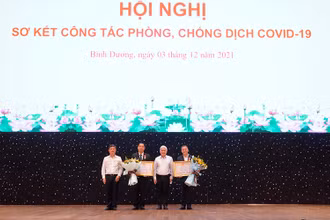 Thừa ủy quyền, lãnh đạo tỉnh Bình Dương trao Huân chương Lao động hạng ba cho 2 cá nhân.