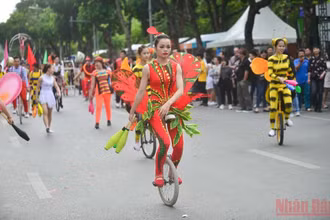 Phố đi bộ quanh hồ Hoàn Kiếm là không gian sáng tạo điển hình được hình thành từ một di sản quý của Hà Nội. (Ảnh chụp trước ngày 27/4/2021: GIANG NAM)
