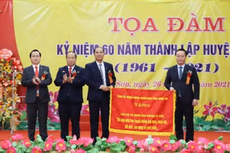 Chủ tịch UBND tỉnh Nghệ An trao bức trướng tặng huyện Kỳ Sơn. (Ảnh: Phạm Bằng)