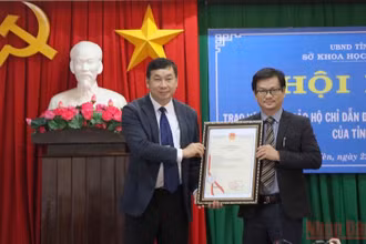 Công bố Quyết định về việc cấp văn bằng Chỉ dẫn địa lý “Phú Yên” cho sản phẩm tôm hùm bông tỉnh Phú Yên. (Ảnh: TRÌNH KẾ)