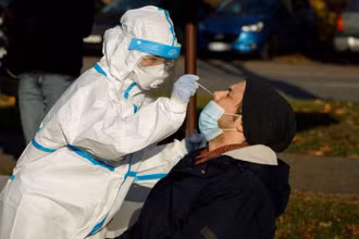 Nhân viên y tế lấy mẫu xét nghiệm Covid-19 ở Zagreb, ở Croatia. (Ảnh: Reuters)