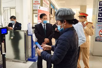 Lực lượng Cảnh sát giao thông Hà Nội hướng dẫn người dân thao tác quét mã QR để khai báo y tế ở bến xe.
