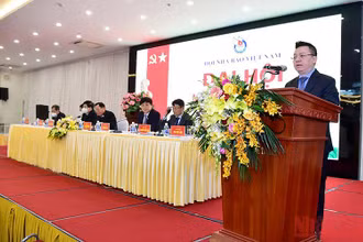 Đồng chí Lê Quốc Minh, Ủy viên trung ương Đảng, Tổng Biên tập Báo Nhân Dân, Phó Trưởng ban Tuyên giáo Trung ương, Chủ tịch Hội Nhà báo Việt Nam phát biểu khai mạc Đại hội. (Ảnh: Thành Đạt)