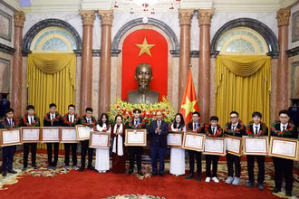 6 học sinh đoạt giải vinh dự được nhận Huân chương Lao động hạng Nhì, 11 học sinh vinh dự nhận Huân chương Lao động hạng Ba.
