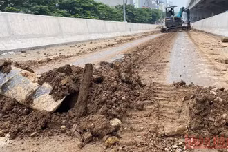 Đất đá rơi dày trên mặt đường.