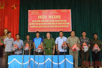 Trao tặng mũ bảo hiểm cho quần chúng nhân dân có ý thức tự giác giao nộp súng tự chế, công cụ hỗ trợ và gia đình có hoàn cảnh khó khăn.