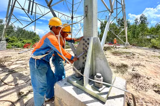 Thi công cột truyền tải điện của đường dây 500kV Nhiệt điện Vân Phong-Nhiệt điện Vĩnh Tân tại thị xã Ninh Hòa (tỉnh Khánh Hòa).