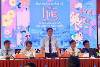 Lãnh đạo UBND tỉnh Thừa Thiên Huế, Trung tâm Festival Huế cùng các sở, ban, ngành tại buổi họp báo.