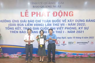 Trao giải A cho tác phẩm "Điểm tựa của trẻ mồ côi" của tác giả Lê Thị Hồng Hoa.