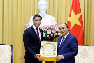 Chủ tịch nước Nguyễn Xuân Phúc tiếp ông Philipp Rosler, Lãnh sự danh dự Việt Nam tại Thụy Sĩ. (Ảnh: TTXVN)