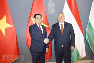 Chủ tịch Quốc hội Vương Đình Huệ và Thủ tướng Hungary Viktor Orban. (Ảnh: Doãn Tấn/TTXVN)