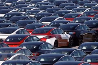 Xe ô-tô điện của Tesla tại cảng ở Southampton, Anh. (Ảnh: AFP/TTXVN)