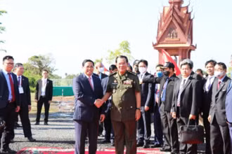 Thủ tướng Phạm Minh Chính đón Thủ tướng Campuchia Hun Sen tại biên giới Việt Nam-Campuchia.