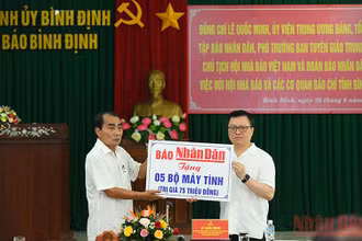 Đồng chí Lê Quốc Minh, Ủy viên Trung ương Đảng, Tổng Biên tập Báo Nhân Dân tặng 5 bộ máy tính cho Hội Nhà báo Việt Nam tỉnh Bình Định. 