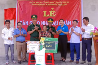 Đại tá Đặng Ngọc Hiệu, Chủ nhiệm Chính trị Bộ đội Biên phòng tỉnh và đại diện các đơn vị tặng quà cho đại diện gia đình ông Cu Doan, trú tại thôn Pi Ây 1, xã Quảng Nhâm.