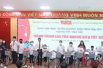 Đại diện Hội Chữ thập đỏ quận Cầu Giấy và Tạp chí Thi đua khen thưởng trao tặng 10 chiếc xe đạp tới các học sinh có hoàn cảnh khó khăn.