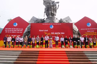 Trao tặng túi quà an sinh cho người dân có hoàn cảnh khó khăn. 