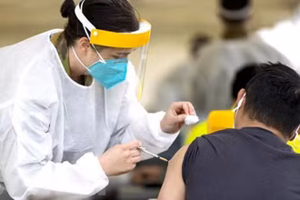 Một điểm tiêm vaccine ngừa Covid-19 tại Dubbo, Australia. (Ảnh: AFP/TTXVN)