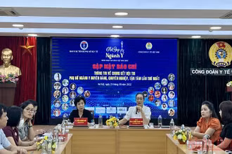 PGS.TS Phạm Thanh Bình - Chủ tịch Công đoàn Y tế Việt Nam và Trưởng ban giám khảo, TS Thẩm Hoàng Điệp, tại họp báo. 