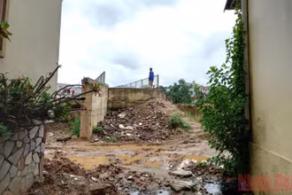 Đầu phía bên phải cầu Hợp Giang-Hòa Chung chưa được kết nối với đường giao thông, chỉ phục vụ người đi bộ.