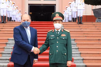 Bộ trưởng Quốc phòng Phan Văn Giang đón Bộ trưởng Quốc phòng Liên hiệp Vương quốc Anh và Bắc Ireland Robert Ben Lobban Wallace, ngày 22/7/2021. (Ảnh: Trọng Đức/TTXVN)
