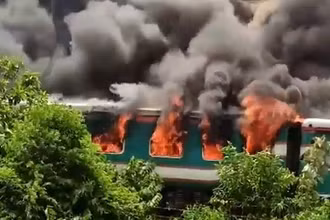 Đám cháy thiêu rụi 2 toa tàu nhanh Parabat Express. (Ảnh: bdnews24.com)