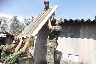 Bộ đội giúp người dân sửa chữa những ngôi nhà bị tốc mái. Ảnh: Báo Quân đội nhân dân