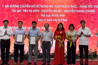 Lãnh đạo tỉnh Hải Dương trao Giải A cho hai nhóm tác giả có tác phẩm báo chí xuất sắc năm 2021.