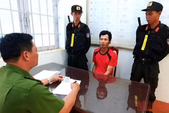 Đối tượng Tống Thanh Trí tại Công an tỉnh Đắk Lắk trước khi bàn giao cho Công an thành phố Thủ Dầu Một, tỉnh Bình Dương xử lý theo thẩm quyền.