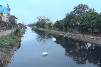 Nước sông Nhuệ đoạn qua thị xã Duy Tiên (Hà Nam) đang bị ô nhiễm.