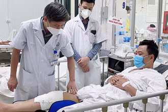PGS, TS Nguyễn Mạnh Khánh khám cho bệnh nhân.
